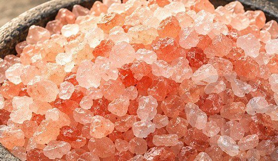 Himalayan pink salt — coarse crystals in a bowl